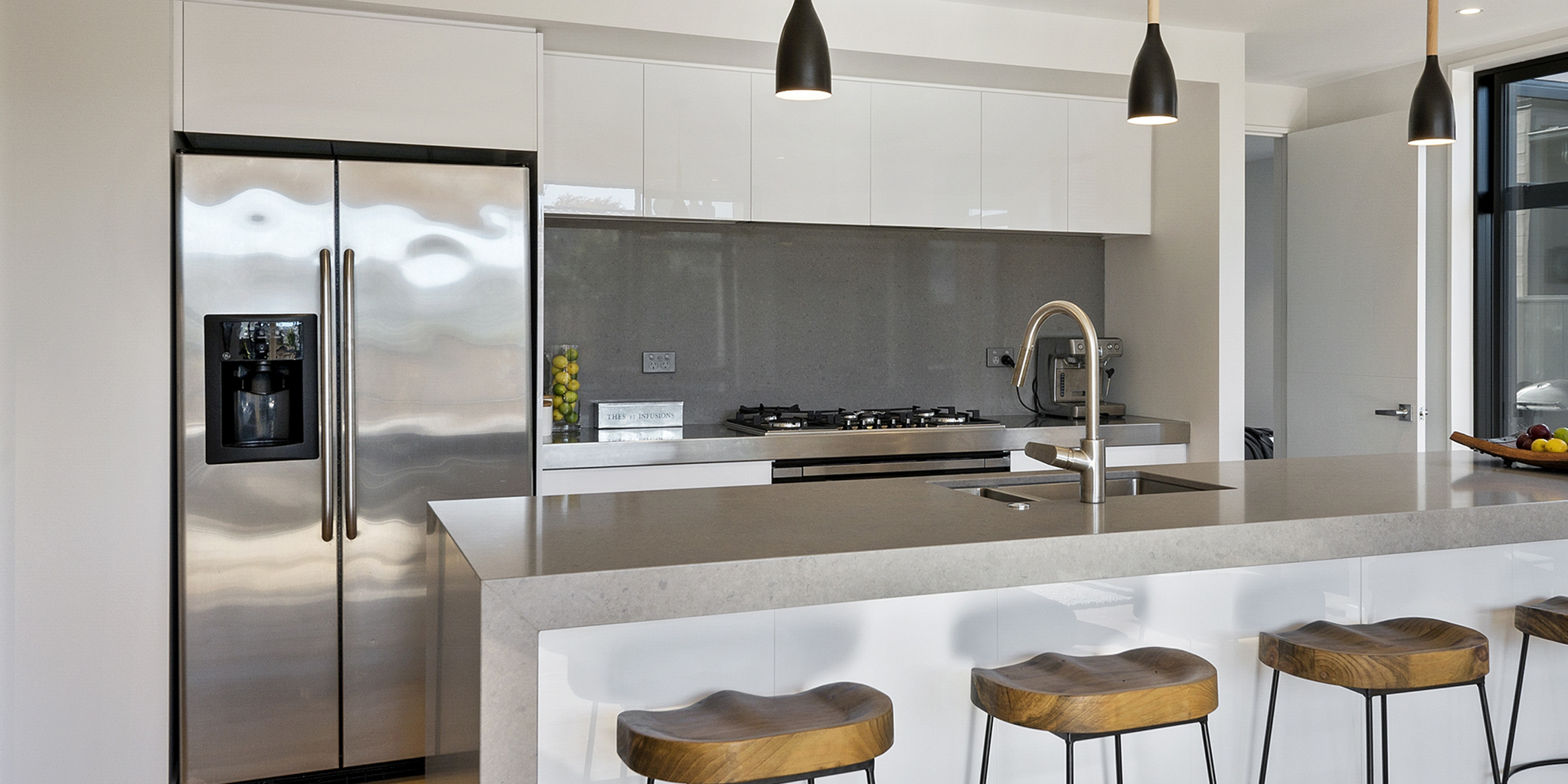 White gloss kitchen